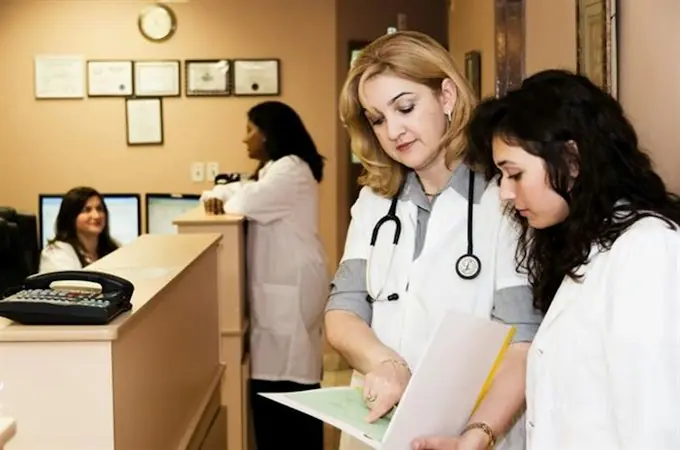 Equipo de una clínica revisando la agenda en la recepción